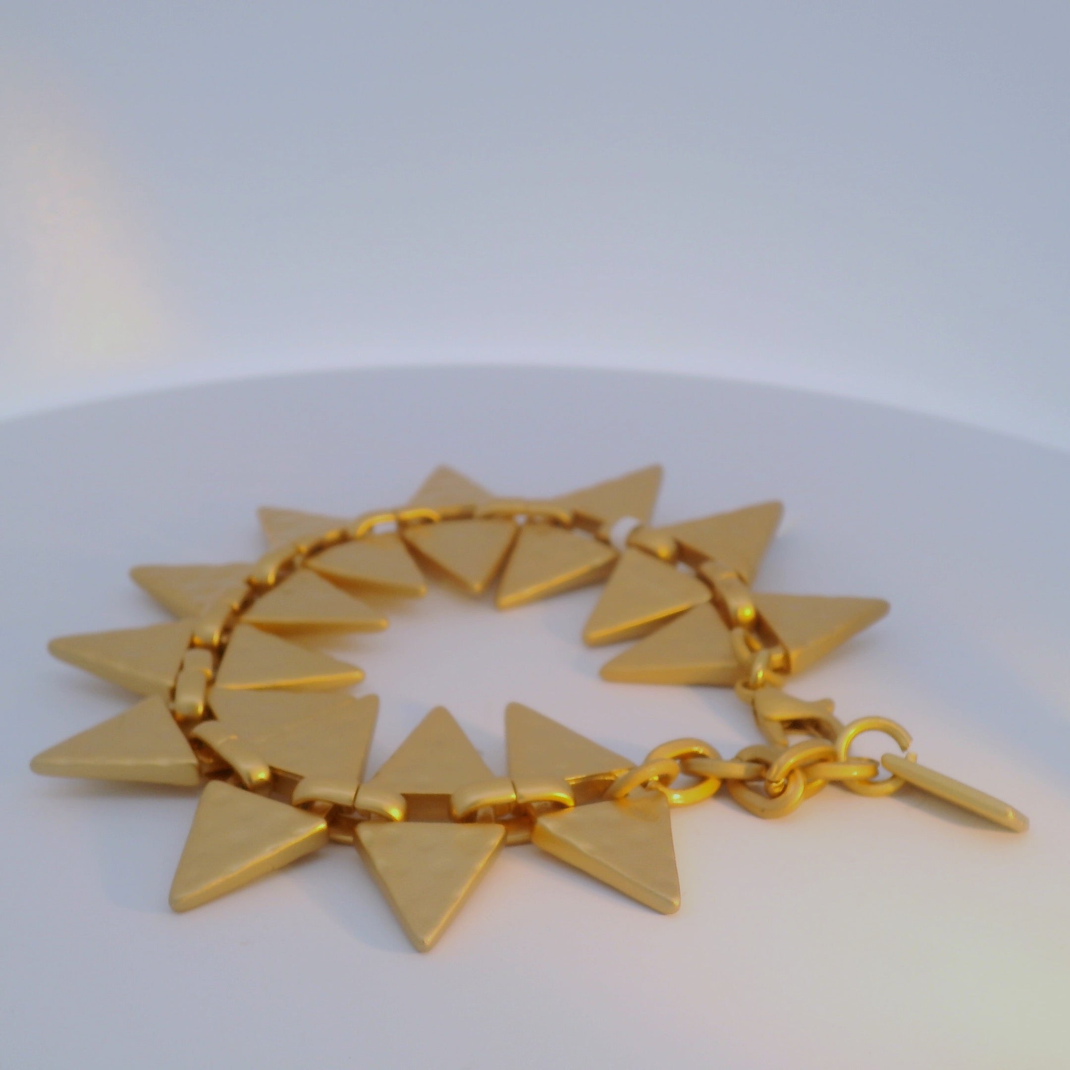 Pulsera Dorada Geometrica Broche Simple