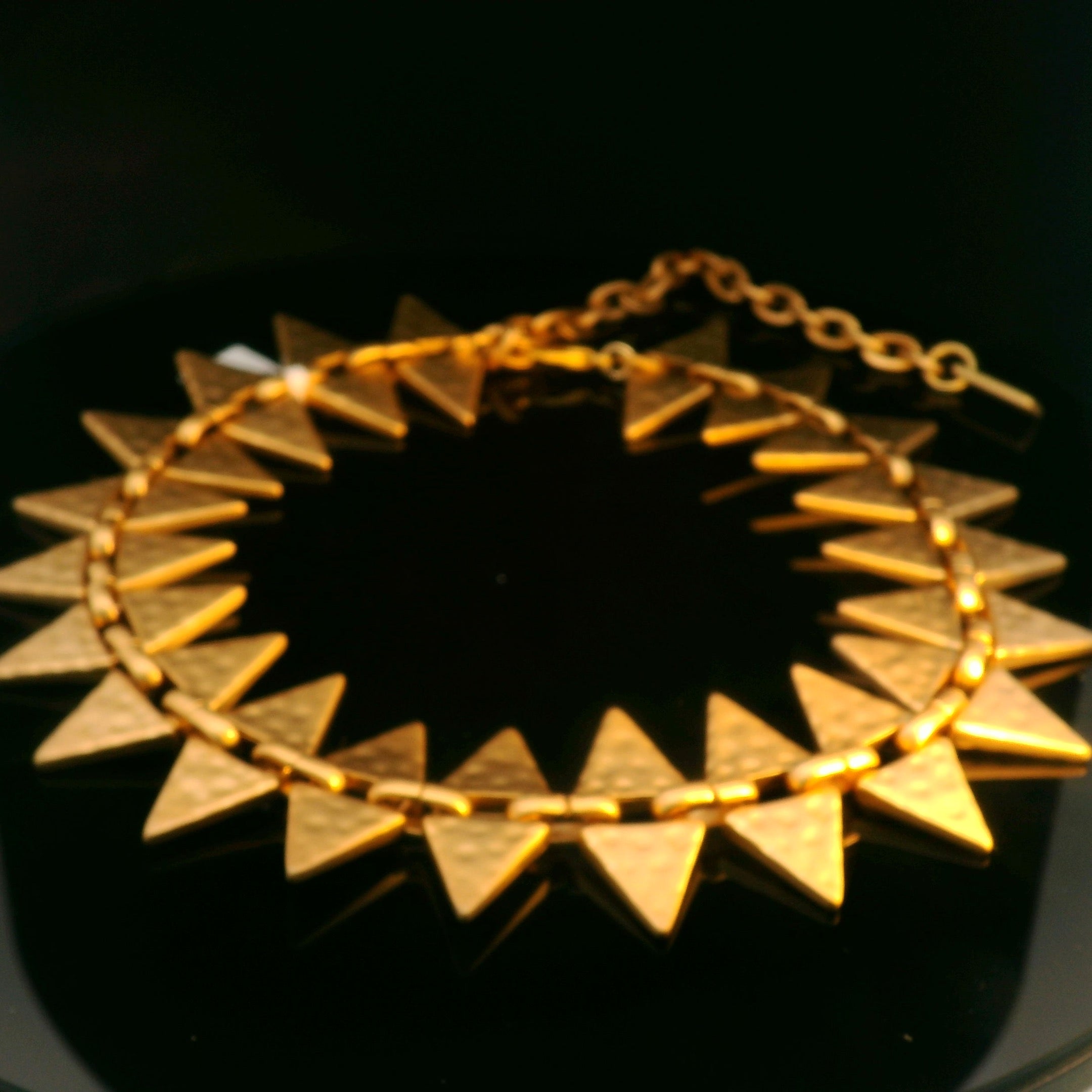 Collar dorado con diseño triangular